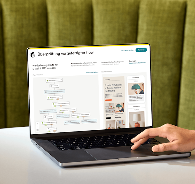 Bild einer Person, die an einem Schreibtisch sitzt und auf einen Laptop-Bildschirm blickt, auf dem das vorgefertigte Journey-Bewertungs-Feature von Mailchimp angezeigt wird. Das Feature zeigt eine Vorschau auf einer automatisierten Journey und eine abstrakte Ansicht der E-Mail- und SMS-Schnittstellen der fiktiven Marke Assembly.