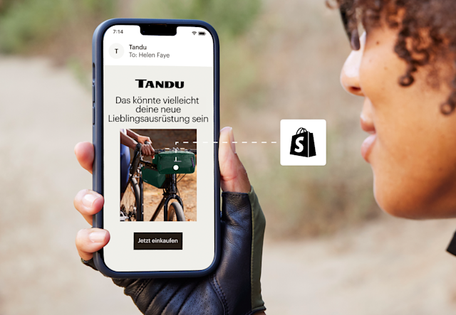 Ein Radfahrer, der auf seinem Smartphone nach Ausrüstung sucht, nachdem er eine E-Mail erhalten hat, die mithilfe der E-Commerce-Integration mit Shopify von Mailchimp erstellt wurde.