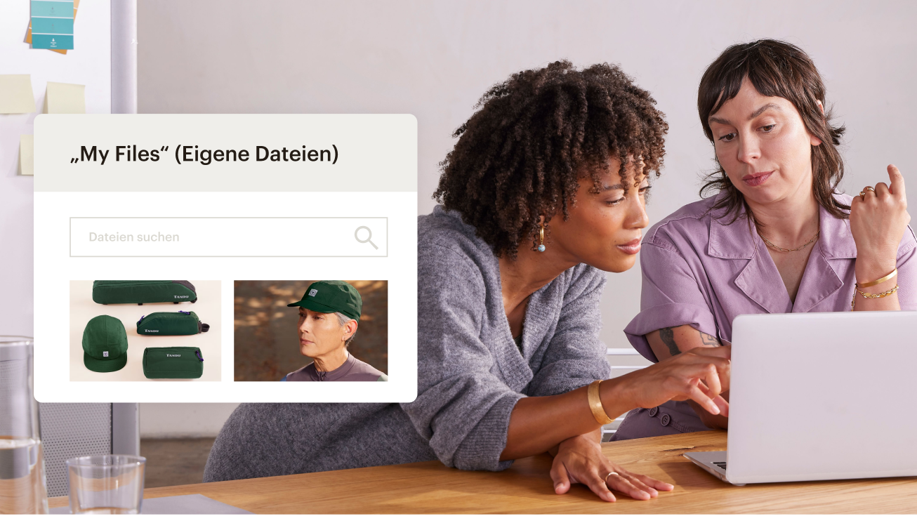 Zwei Teammitglieder durchsuchen das Content-Studio von Mailchimp nach Bildern, die sie für ihre Marketingkampagne verwenden können.